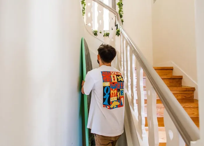 לינה וארוחת בוקר Coast Surf House 3*