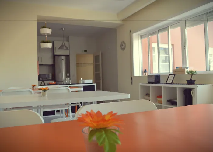 לינה וארוחת בוקר Coast Surf House 3*