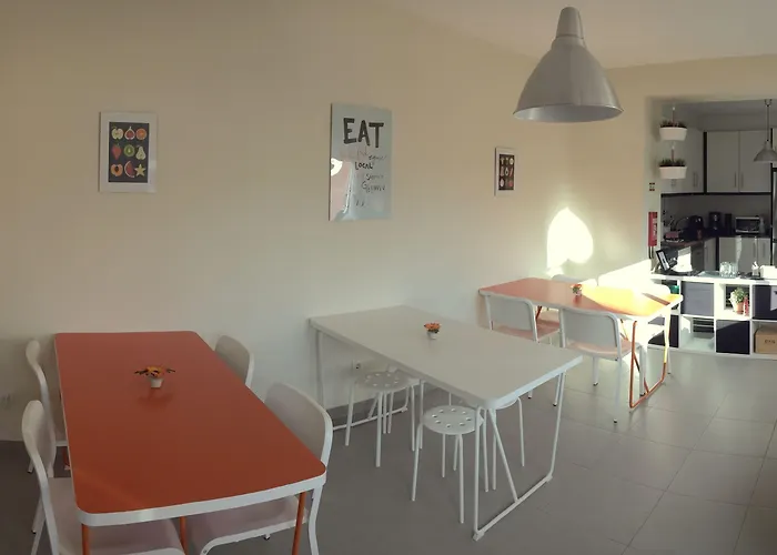 Coast Surf House לינה וארוחת בוקר