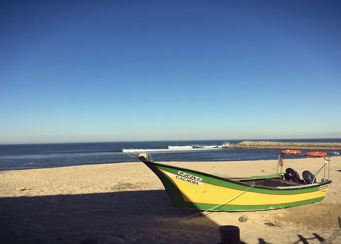 Coast Surf House לינה וארוחת בוקר 3*