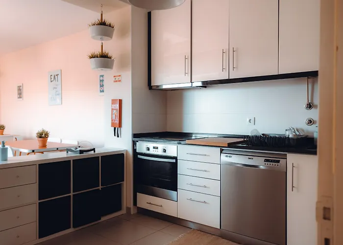 לינה וארוחת בוקר Coast Surf House 3*