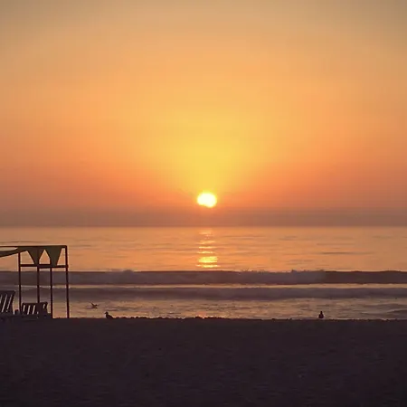 Alojamento de Acomodação e Pequeno-almoço Coast Surf House 3*